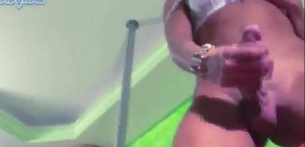  Camilli Andrade loira transsexual bem dotada gozando em vídeo solo